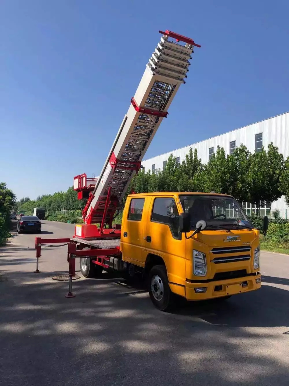 南京栖霞附近的云梯车出租服务：轻松解决高空作业需求