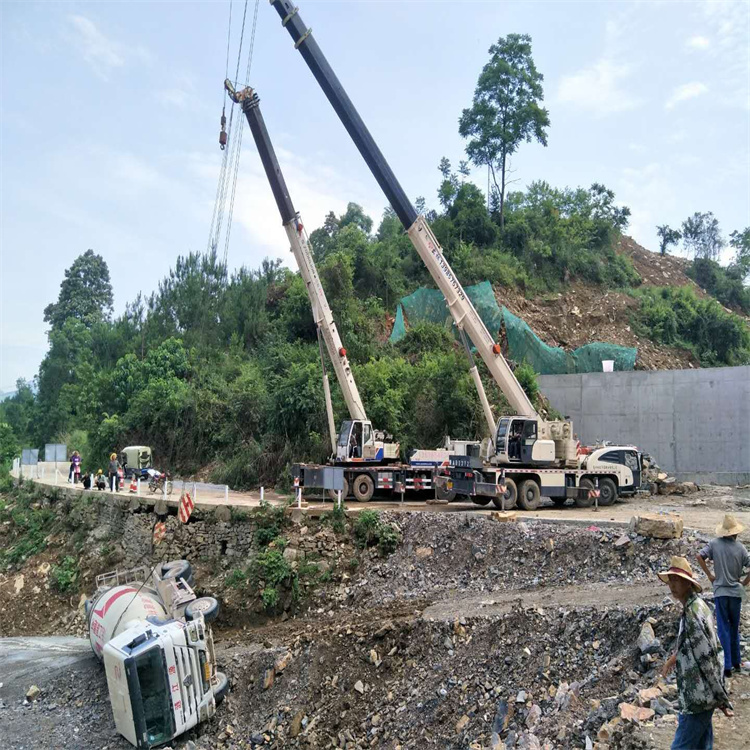 南京栖霞汽车掉沟里叫吊车救援要多少钱